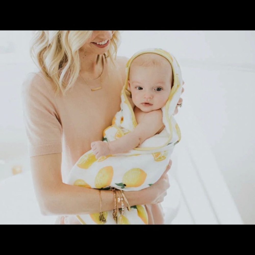 Little Unicorn hooded towel and washcloth set. Lemon pattern.